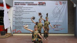 Liputan Kegiatan Pelayanan Siswa Tirtamarta: Menari Daerah Kalimantan di Kebaktian GKJ Nehemia. PK2T ACTS BINA IMAN SEKOLAH TIRTAMARTA BPK PENABUR KRISTEN JAKARTA SELATAN DEPOK PONDOK INDAH CINERE PENERIMAAN SISWA BARU PESERTA DIDIK 2025 2026 PSB PPDB PENDAFTARAN PENDIDIKAN KARAKTER