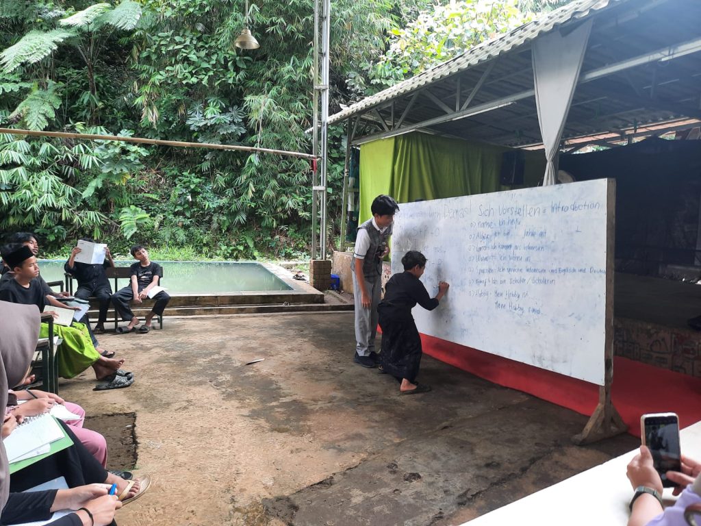 Menyulam Persatuan dalam Keberagaman: Ketika Siswa Kristen Belajar di Pesantren 7 TK SD SMP SMA PK2T ACTS BINA IMAN SEKOLAH holistic TIRTAMARTA BPK PENABUR KRISTEN JAKARTA SELATAN DEPOK PONDOK INDAH CINERE PENERIMAAN SISWA BARU PESERTA DIDIK 2025 2026 PSB PPDB PENDAFTARAN PENDIDIKAN KARAKTER teknologi bukan batasan CHARACTER IS WHAT YOU ARE IN THE DARK