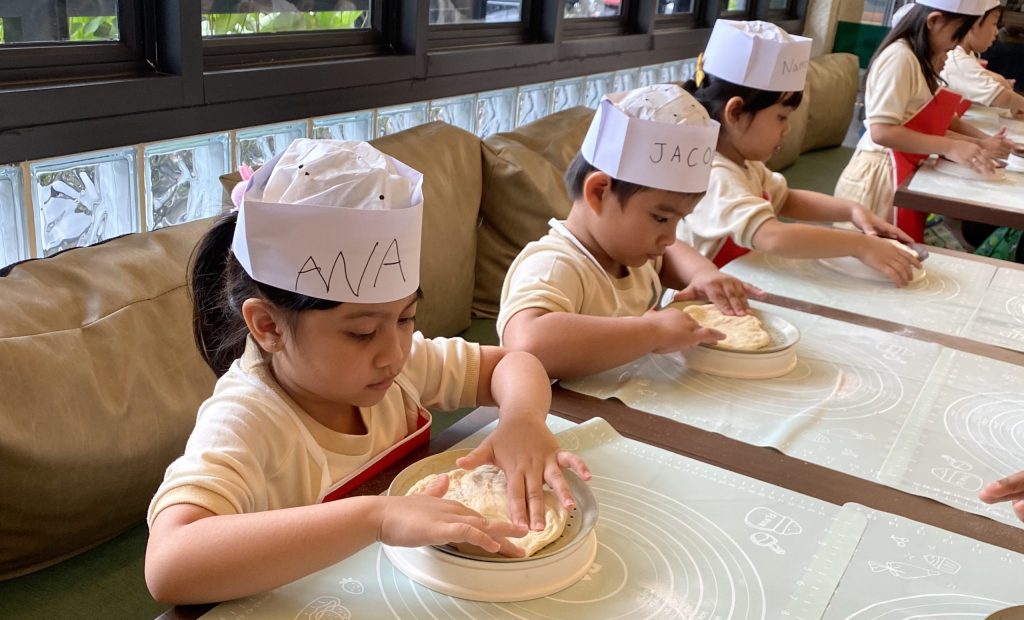 One Fun Day: Toddler TKK TIRTAMARTA Belajar, Bernyanyi, & Membuat Pizza di Pizza Hut Ristorante Penerimaan Siswa Peserta Didik Baru 2025 2026 Sekolah Kristen TIRTAMARTA Penabur TK, SD, SMP, SMA Pondok Indah & Cinere, Jakarta Selatan & Depok Dengan Pendidikan Karakter Kristiani Tirtamarta (PK2T ACTS) capai impian anak anda bersama sekolah kristen tirtamarta penabur pondok indah jakarta selatan cinere depok penerimaan siswa peserta didik baru psb ppdb 2025 2026 terbaik unggul berprestasi pendidikan karakter modern teknologi holistik tk sd smp sma tkk sdk smpk smak smpb