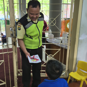 Siswa PG TK Kristen Pondok Indah membuat Hand Holding Heart untuk security dan warga sekolah saat Character Week. Toddler TK SD SMP SMA PK2T ACTS BINA IMAN SEKOLAH holistic TIRTAMARTA BPK PENABUR KRISTEN JAKARTA SELATAN DEPOK PONDOK INDAH CINERE PENERIMAAN SISWA BARU PESERTA DIDIK 2025 2026 PSB PPDB PENDAFTARAN PENDIDIKAN KARAKTER teknologi bukan batasan GROW BEYOND GREATNESS superhero